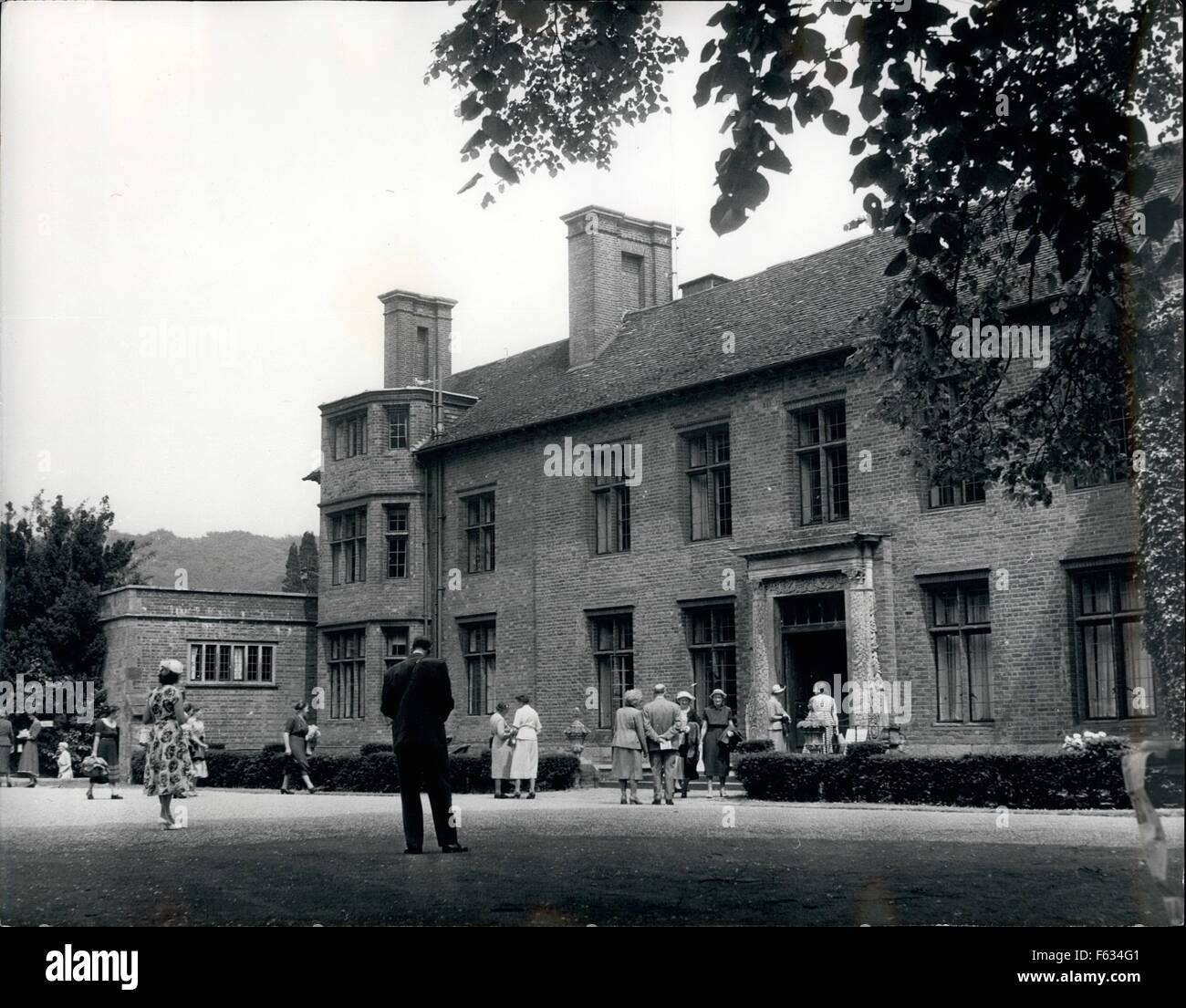 1968 - Besucher auf eine Seatl in einem Teil des formalen Gärten auf dem Gelände des Chartwell ruht. Hinter ist ein Blick auf das Haus. © Keystone Bilder USA/ZUMAPRESS.com/Alamy Live-Nachrichten Stockfoto