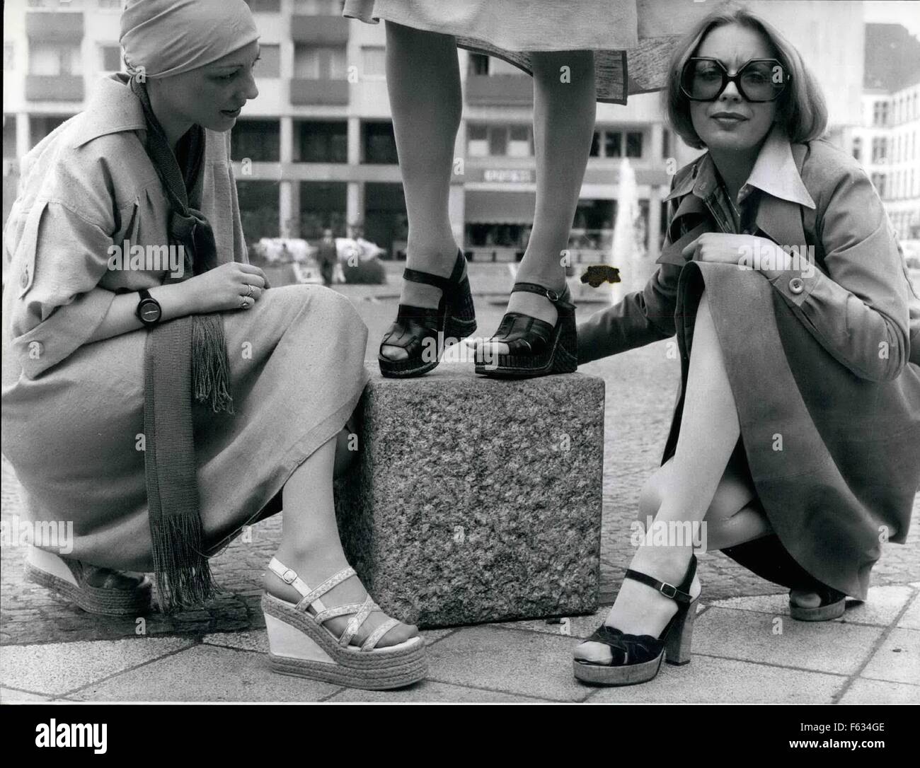 1968 - Kleider sind wieder up to date - der Trend der diesjährigen Schuhwerk geht zum Highheeled und elegant geformte Schuhe, vor allem mit Kleidern getragen werden. Unser Bild zeigt von links: Espadrilles, die Fersen Zopf sind, Runde mit Bast und bunten Krawatten von Textilien; Sandalets mit grotesken strukturierte Heels und oberen Schuh aus Leder gefertigt; und eine elegante Sandalet mit high Heels und Sohle aus Kork, die obere Schuh besteht aus Wildleder. © Keystone Bilder USA/ZUMAPRESS.com/Alamy Live-Nachrichten Stockfoto