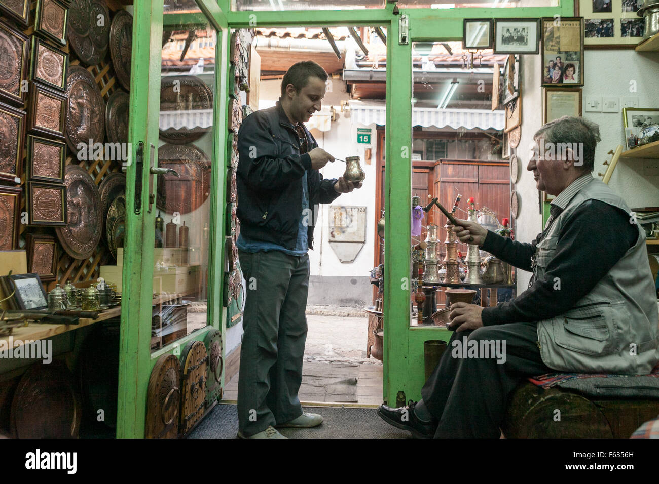 Touristische und Kupfer Smith barging über den Preis der Coffepot in Bascarsija – Sarajevos alten Basar. Stockfoto