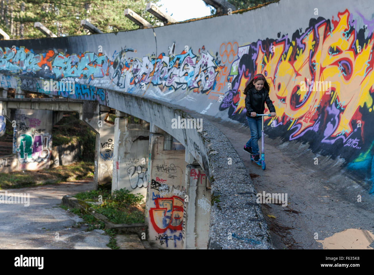 Sarajevo Olympische Bob- und Rodel verfolgen auf Trebević Berg mit Blick auf die Stadt Sarajevo, gebaut für die 1984 Winter Olympics.The Spur infolge der Belagerung beschädigt wurde, die während des Bosnienkrieges aufgetreten. Stockfoto