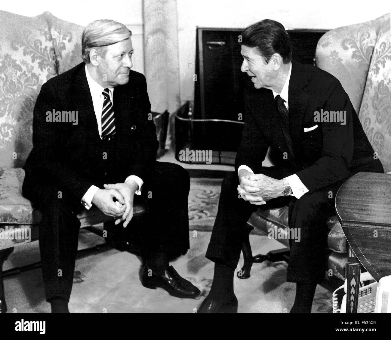 US-Präsident Ronald Reagan begrüßt Bundeskanzler Helmut Schmidt Deutschland treffen im Oval Office nach der Ankunft Zeremonie im Weißen Haus in Washington, DC am 21. Mai 1981. Schmidt ist geplant, um den Präsidenten und andere hohe Regierungsvertreter während seines viertägigen Besuch in den USA. Helmut Schmidt verstorben am 10. November 2015 im Alter von 96 Jahren. Bildnachweis: Benjamin E. "Gen" Forte/CNP - kein Draht-Dienst- Stockfoto