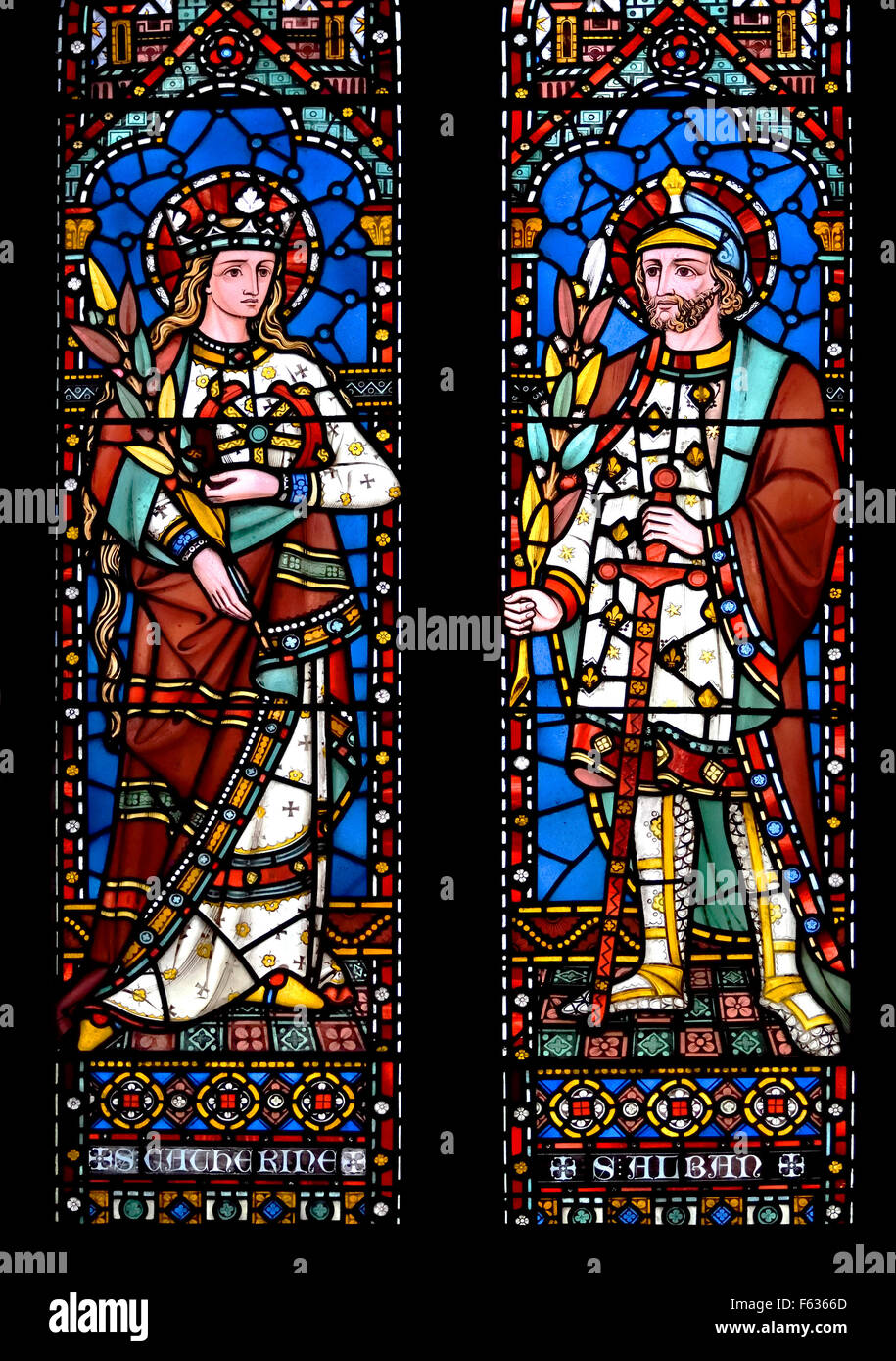 London, England, Vereinigtes Königreich. Allerheiligenkirche, Margaret Street. Glasmalerei-Fenster: St. Catherine und St. Alban Stockfoto