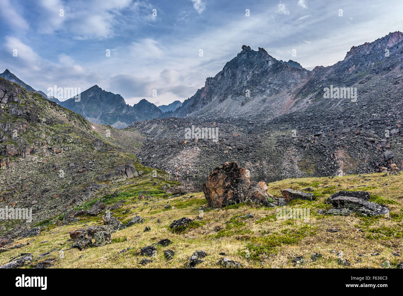 Alpine Tundra unter dem Grat. Östlichen Sayan. Burjatien Stockfoto
