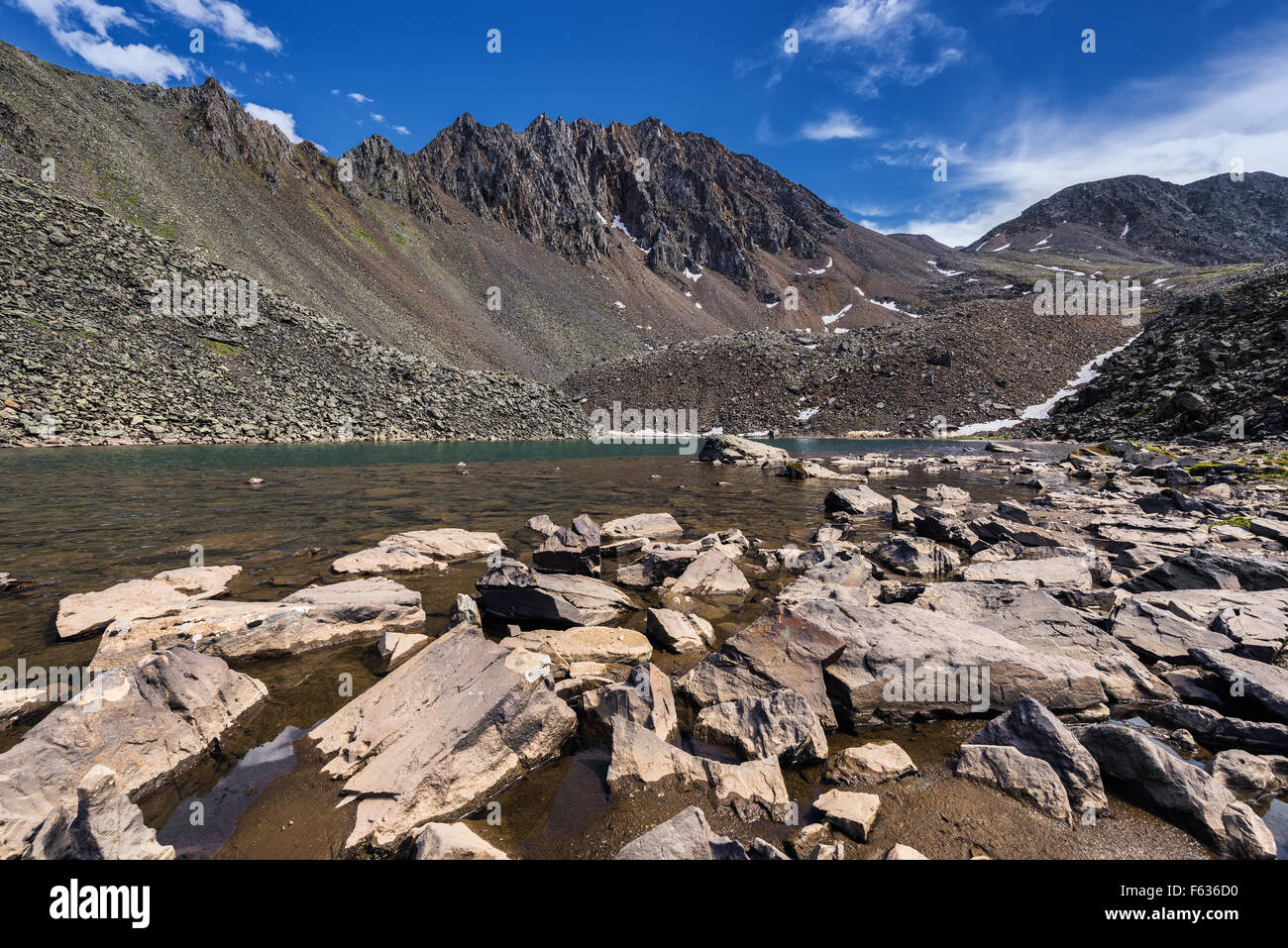 Fragmente von Felsen im Wasser eines Bergsees. Östlichen Sayan Burjatien Stockfoto