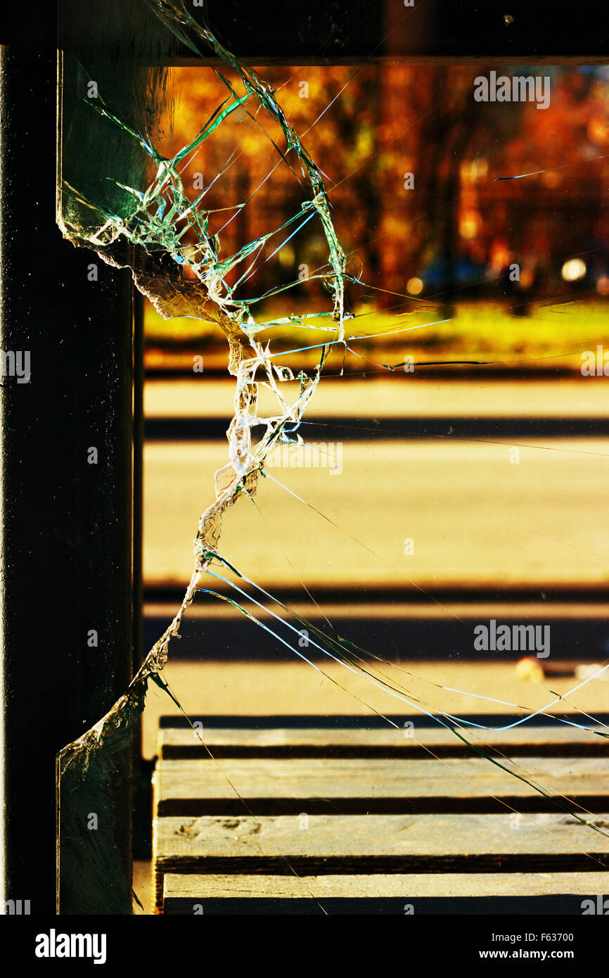 Zerbrochenes Glas an der Bushaltestelle der Stadt im Herbst Stockfoto