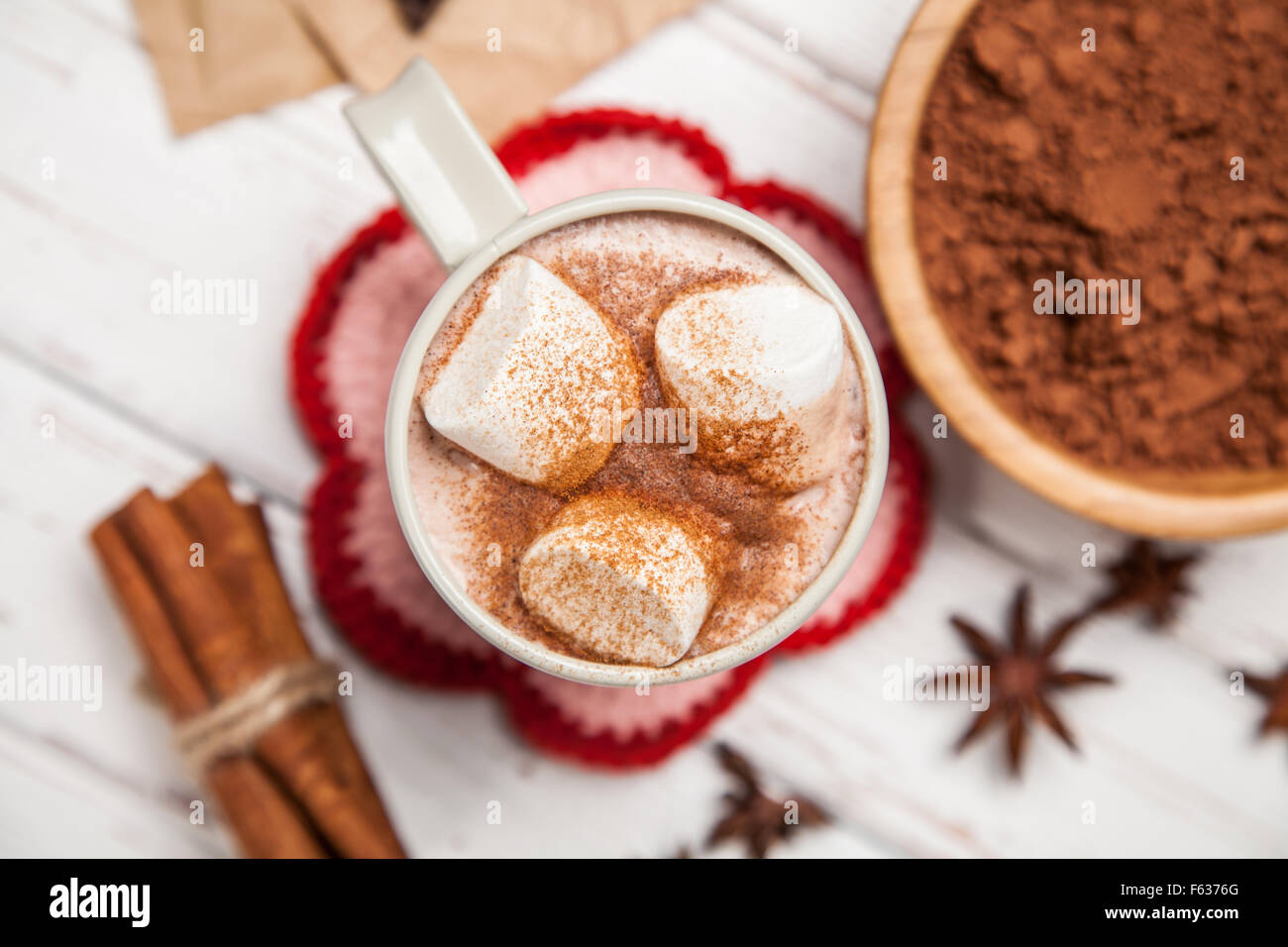 Kakaogetränk mit marshmallows Stockfoto