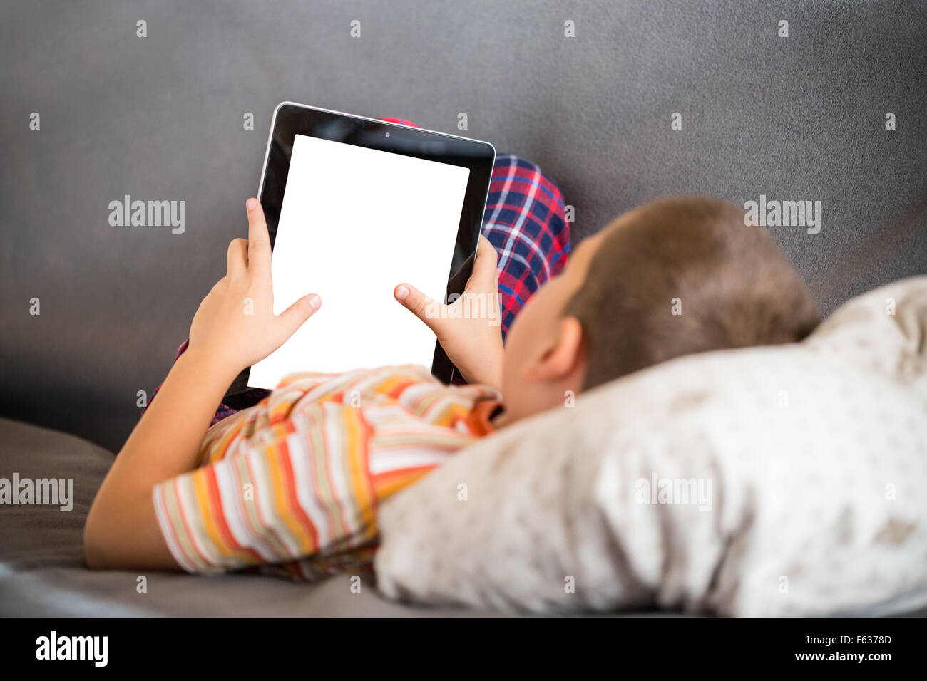 Jungen spielen mit digital-Tablette Stockfoto