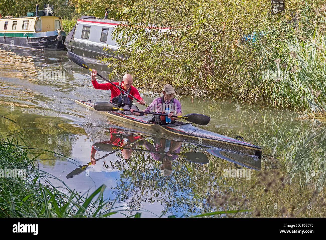 Kanuten auf der Kennett und Avon Canal Berkshire UK Stockfoto