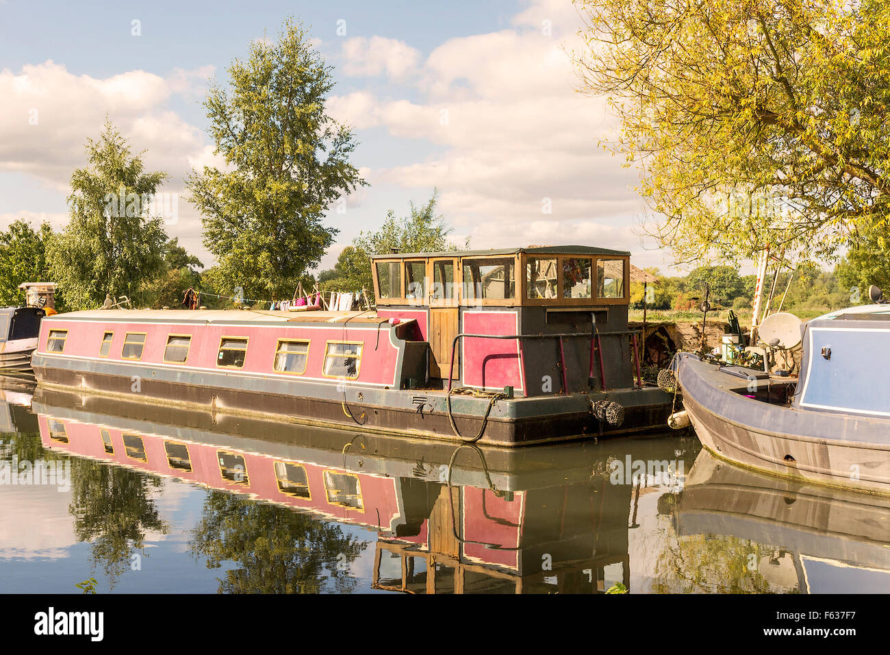 Boote am Kennett und Avon Canal Berkshire UK Stockfoto