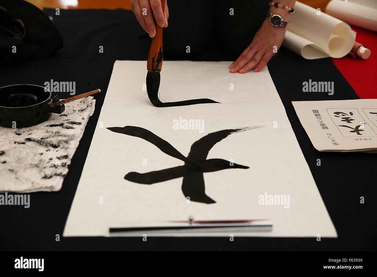 Araditional japanische Kalligraphie Künstler schafft eine Schriftrolle während der japanischen Kalligraphie Pinsel Festival 23. September 2015 in Kumano, Präfektur Hiroshima, Japan. Jede Herbst-Tagundnachtgleiche Künstler versammeln sich in der Bergstadt, wo 80 % der herkömmlichen Bürsten gefertigt werden. Stockfoto