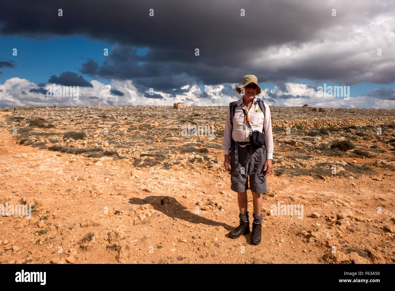 Wanderer an der Küste in der Nähe von Golden Bay, Mellieha, Malta. Stockfoto