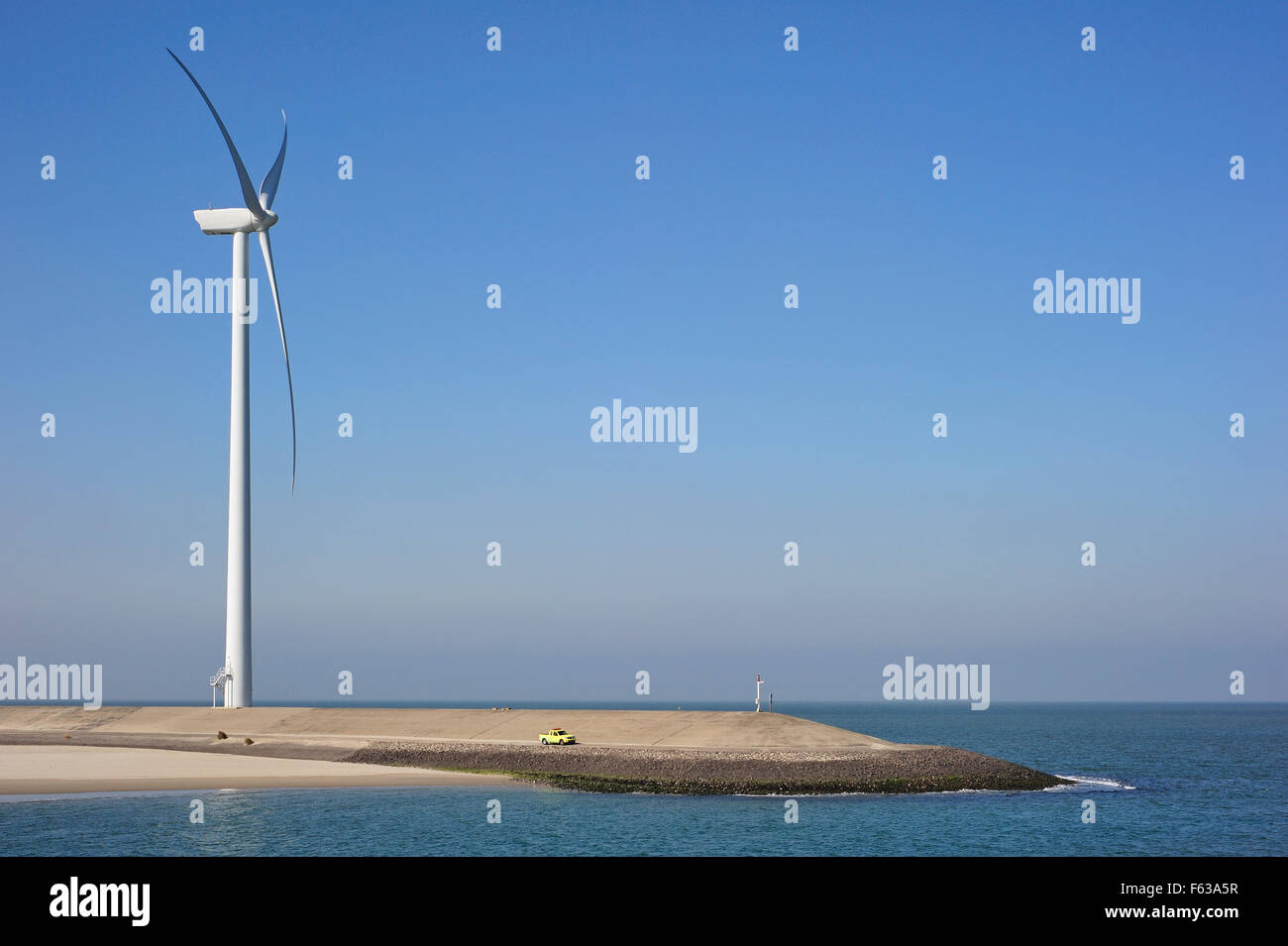Wind Turbine auf Damm / Sperrfeuer entlang der Nordsee in Zeeland / Zealand, Niederlande Stockfoto