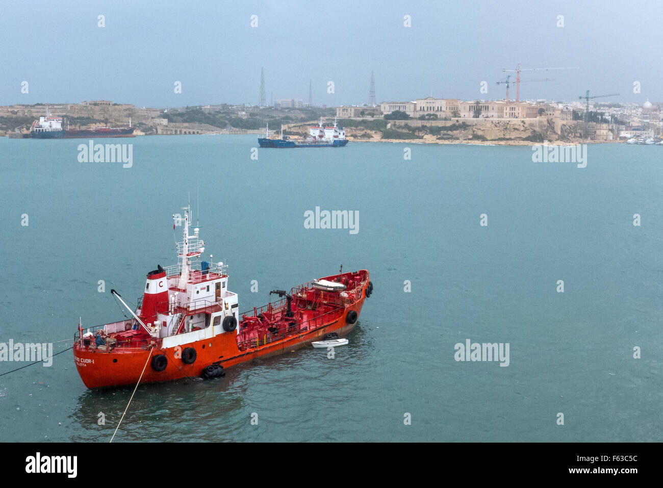 Vertäut rote Schiff im Hafen von Valletta, Malta. Stockfoto