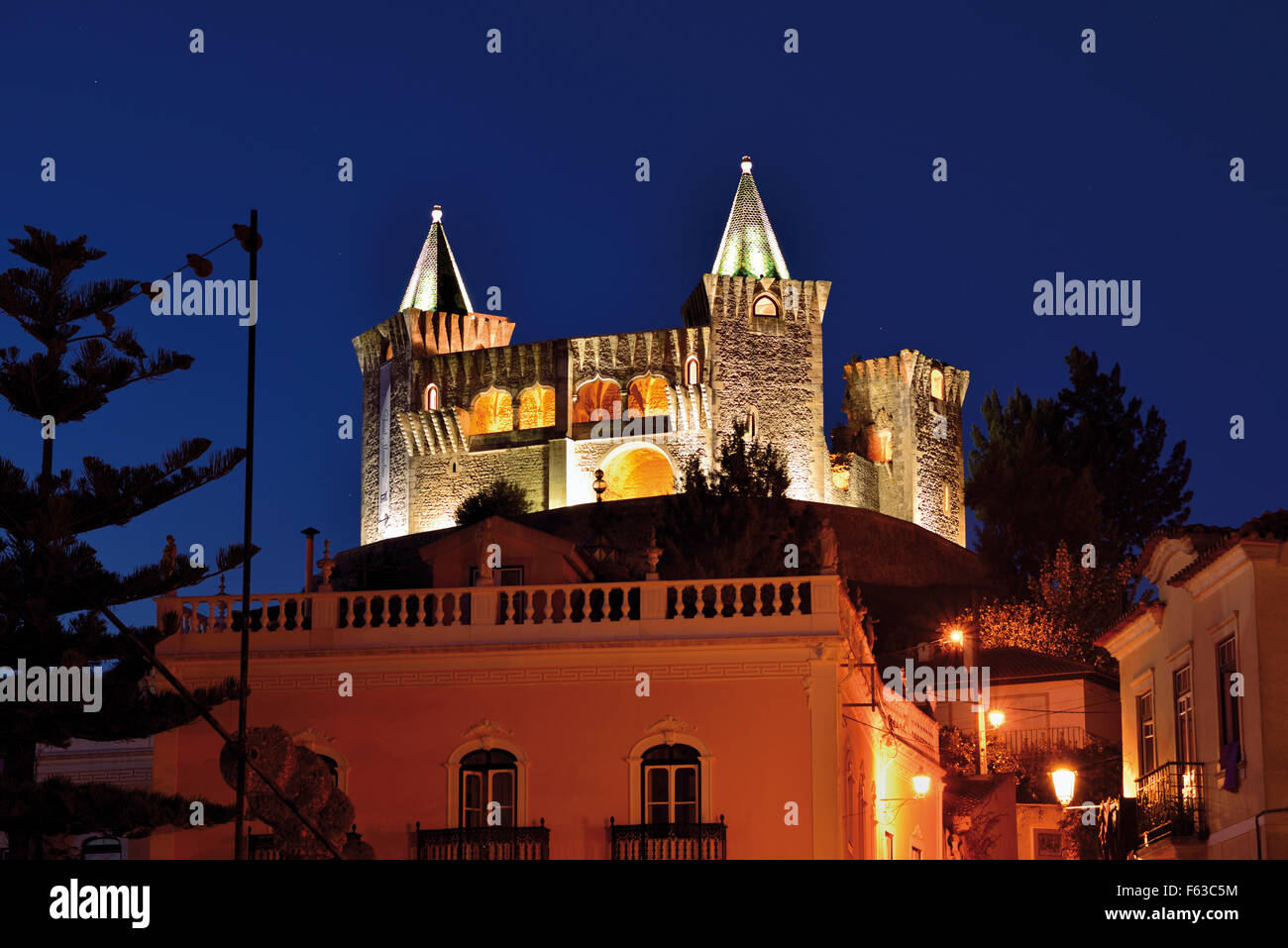 Portugal: Nächtlich beleuchteten mittelalterlichen Burg von Porto de Mós Stockfoto