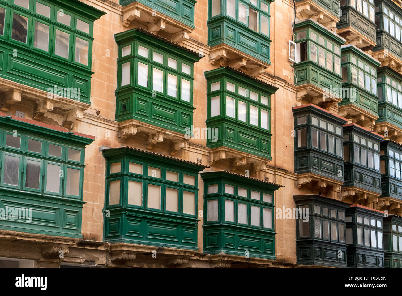 Grüne Balkone und allgemeine Stadtbild in Valletta, Malta. Stockfoto