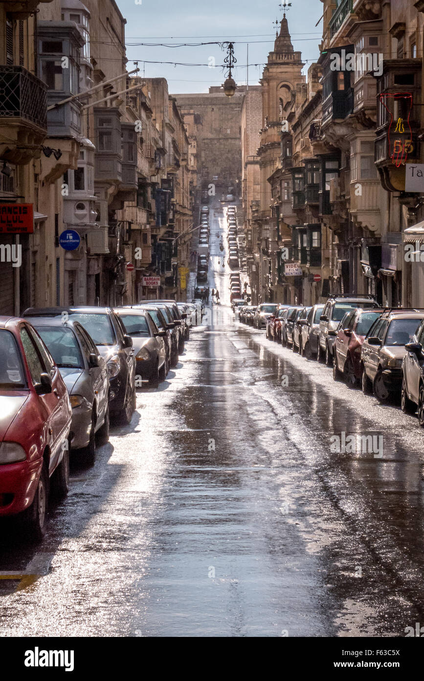 Nasse Straßen nach einem Regenguss in Valletta, Malta. Stockfoto