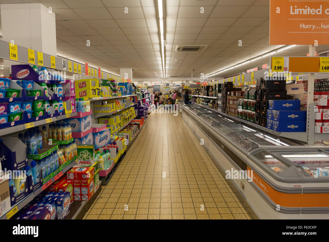 LidlSupermarkt einkaufen Gang bei Lidl, Winton Bournemouth UK