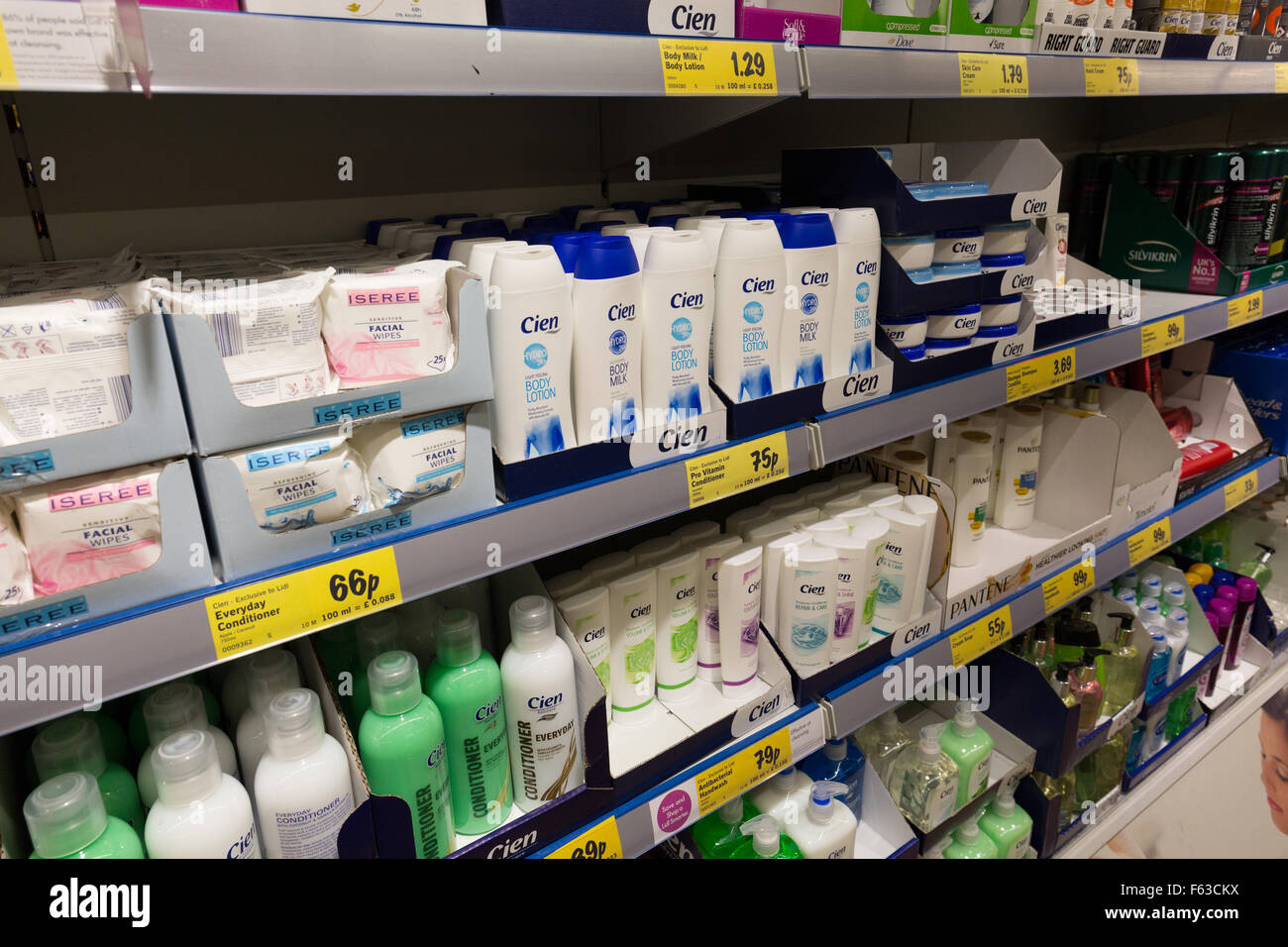 LidlSupermarkt einkaufen Gang bei Lidl, Winton Bournemouth UK