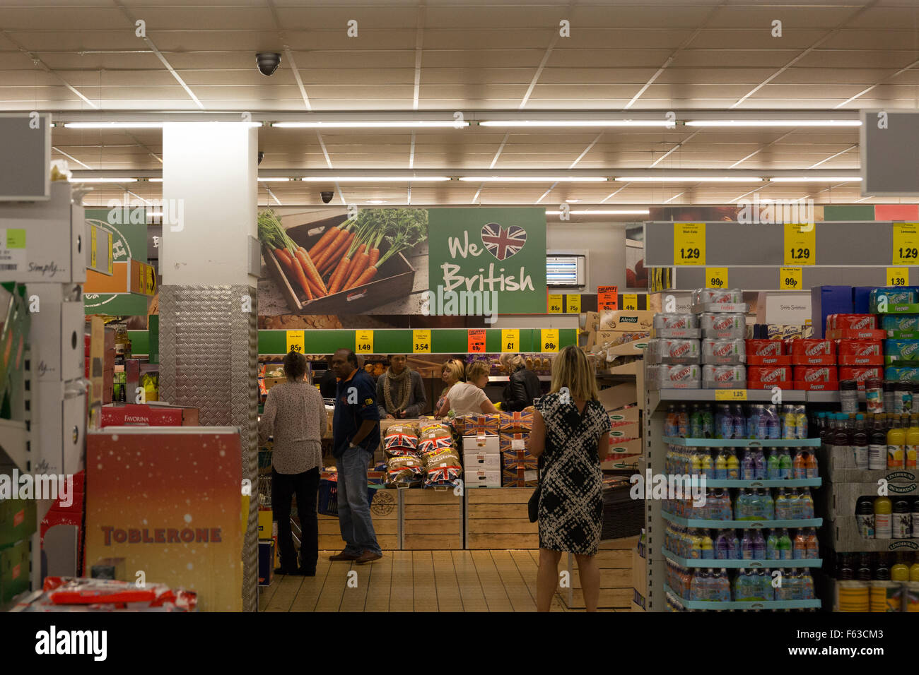 LidlSupermarkt einkaufen Gang bei Lidl, Winton Bournemouth UK
