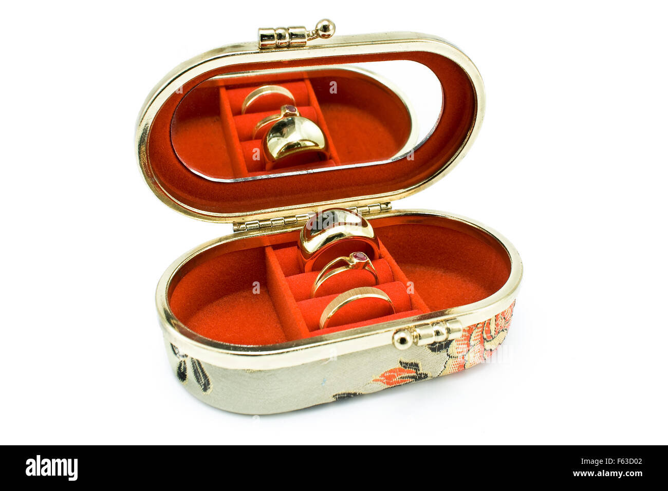 Silk Kasten mit goldenen Ringen isoliert auf weiss Stockfoto