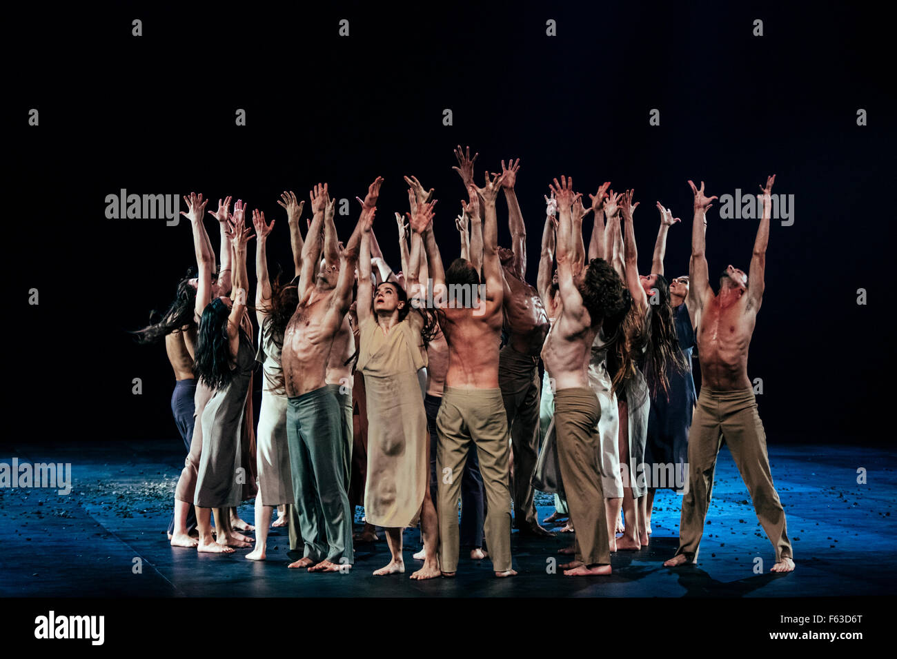 London, UK. 10. November 2015. Sasha Walz & Gäste präsentieren Sacre am Sadler es Wells Theater. Bildnachweis: Danilo Moroni/Alamy Live-Nachrichten Stockfoto