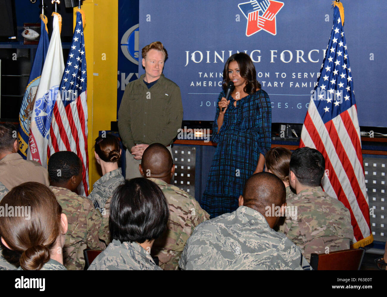 U.S. First Lady Michelle Obama tritt in late-Night Talkshow-Host und Comedian Conan O'Brien danken US-Flieger während eines Besuchs in der Basis 3. November 2015 auf der Al Udeid Air Base, Katar. O'Brien besucht die Airbase, Service-Mitglieder, die im Ausland stationiert zu unterhalten. Stockfoto