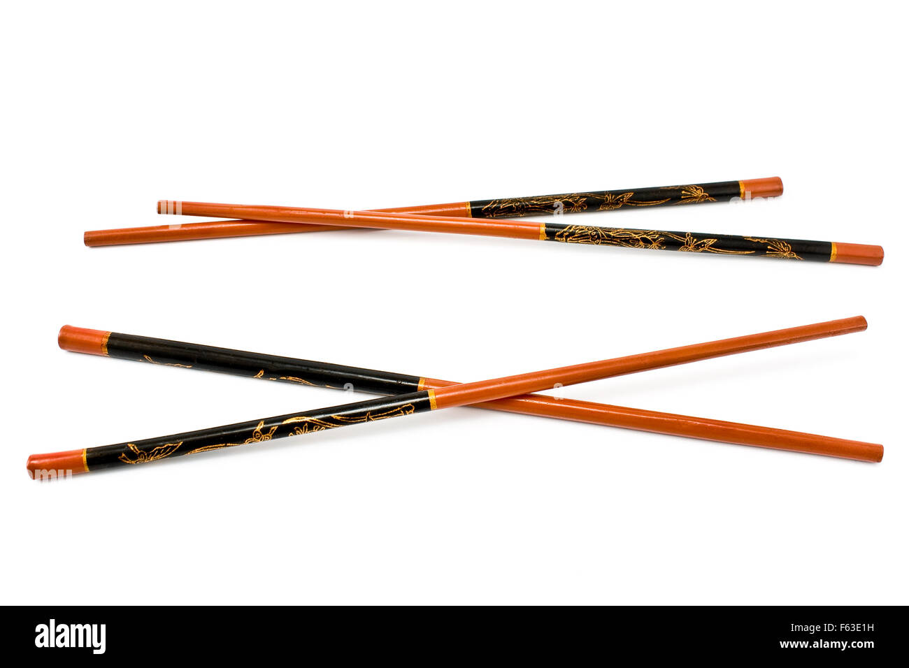Zwei Paare von hölzernen Stäbchen isoliert auf weiss Stockfoto