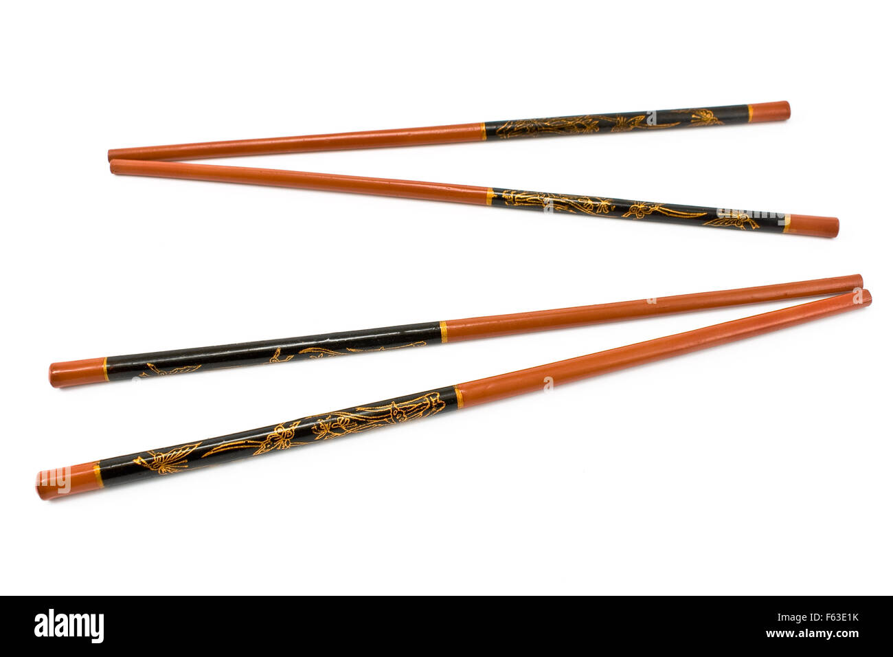 Zwei Paare von hölzernen Stäbchen isoliert auf weiss Stockfoto