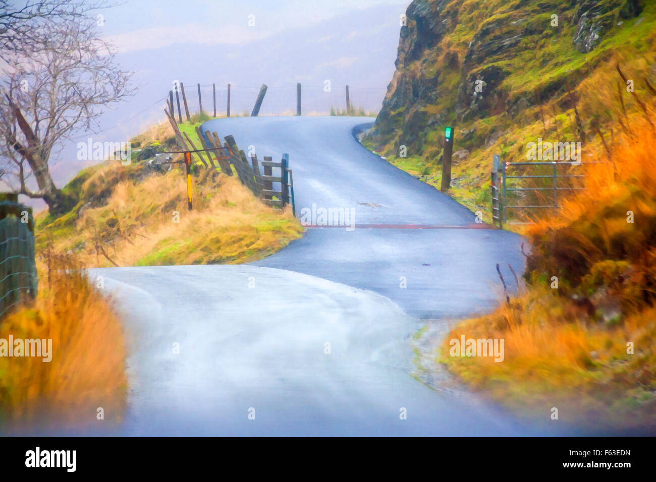 Malerische Wirkung der Sicht aus der Autoscheibe Fahren entlang Tregaron Mountain Road, Mid Wales UK im Herbst - Entscheidung Zeit Konzept nach oben oder unten Stockfoto