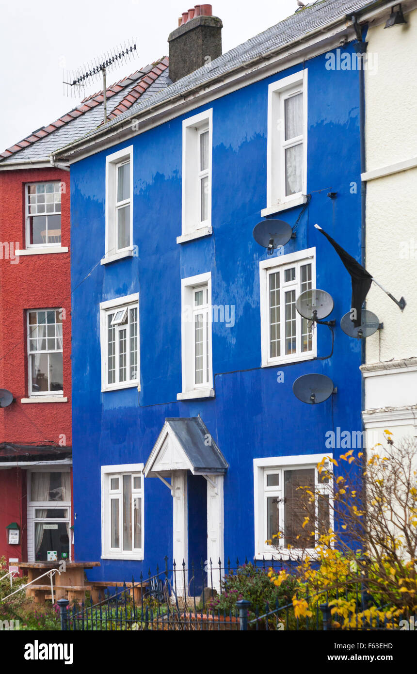 Farbenfrohe blaue Gebäude in Llanwrtyd Wells, kleinste Stadt in Großbritannien, Powys, Mid Wales, Großbritannien an regnerischen Tagen im November Stockfoto