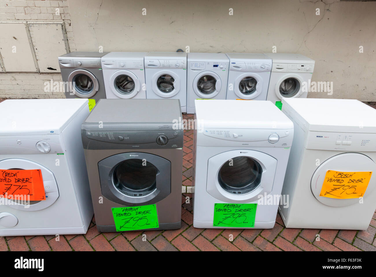 Zweite Hand weiße Ware. Alte und gebrauchte Waschmaschine und  Wäschetrockner Verkauf auf einer britischen Stadt Centre Street.  Nottinghamshire, England, Großbritannien Stockfotografie - Alamy