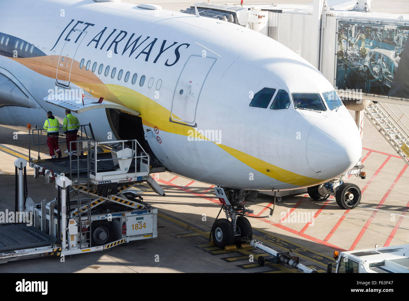 Boeing 737-73A von Jet Airways mit Anmeldung VT-JNS am Flughafen Brüssel Stockfoto