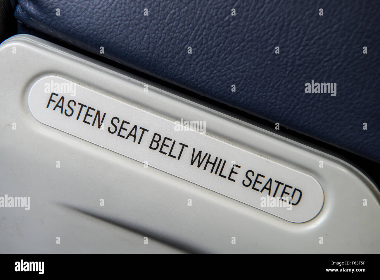 "Schnallen Sie sitzen" im Flugzeug Stockfoto