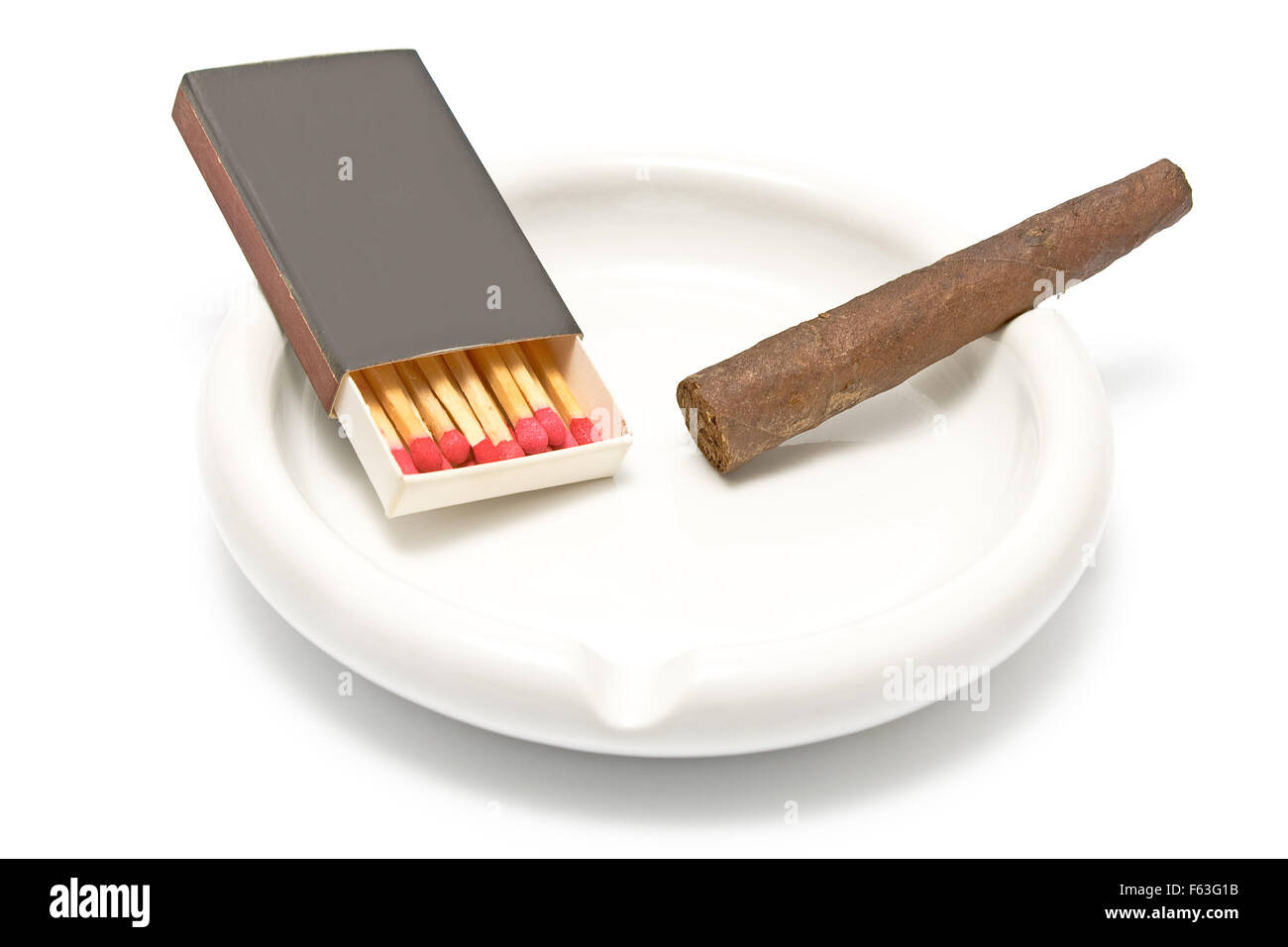 Zigarre mit Streichhölzern und Aschenbecher auf weiß Stockfoto