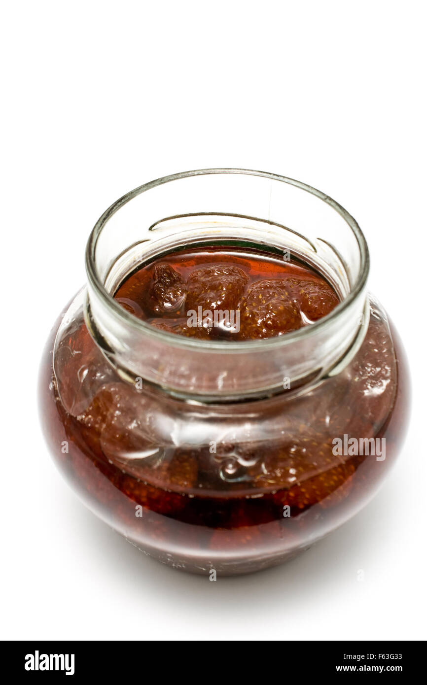 Erdbeer-Marmelade im Glas isoliert auf weiss Stockfoto