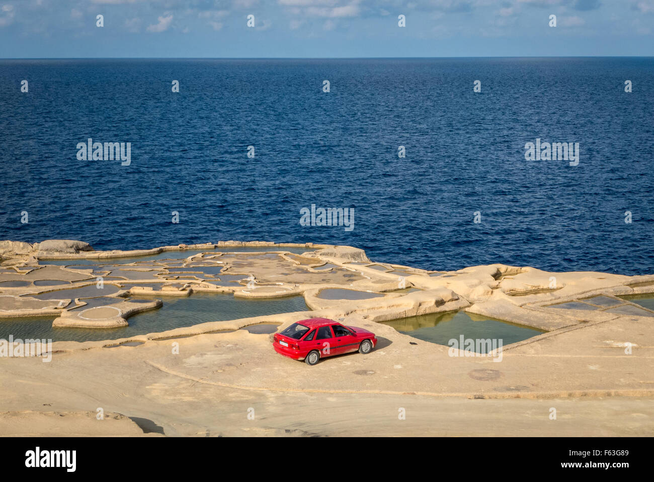 Salinen an der Küste in der Nähe von Marsalforn, Gozo, Malta. Stockfoto