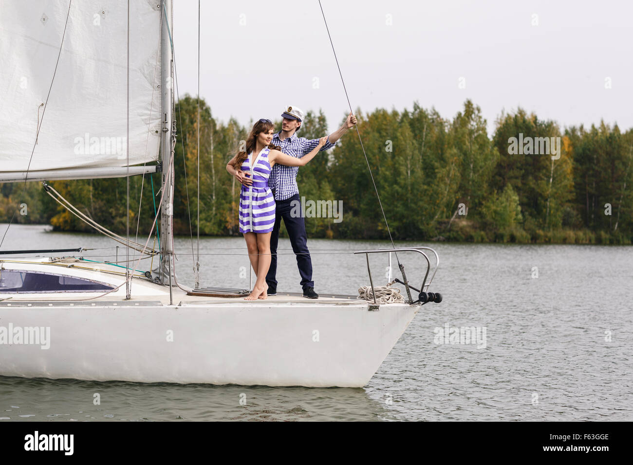 Paar posiert auf der yacht Stockfoto