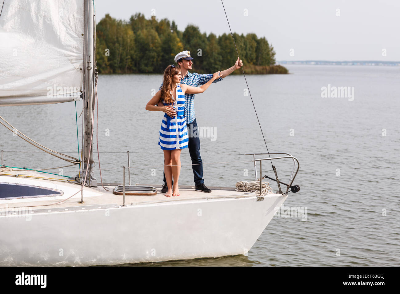 Paar posiert auf der yacht Stockfoto