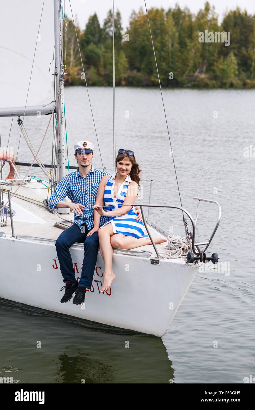 Paar posiert auf der yacht Stockfoto