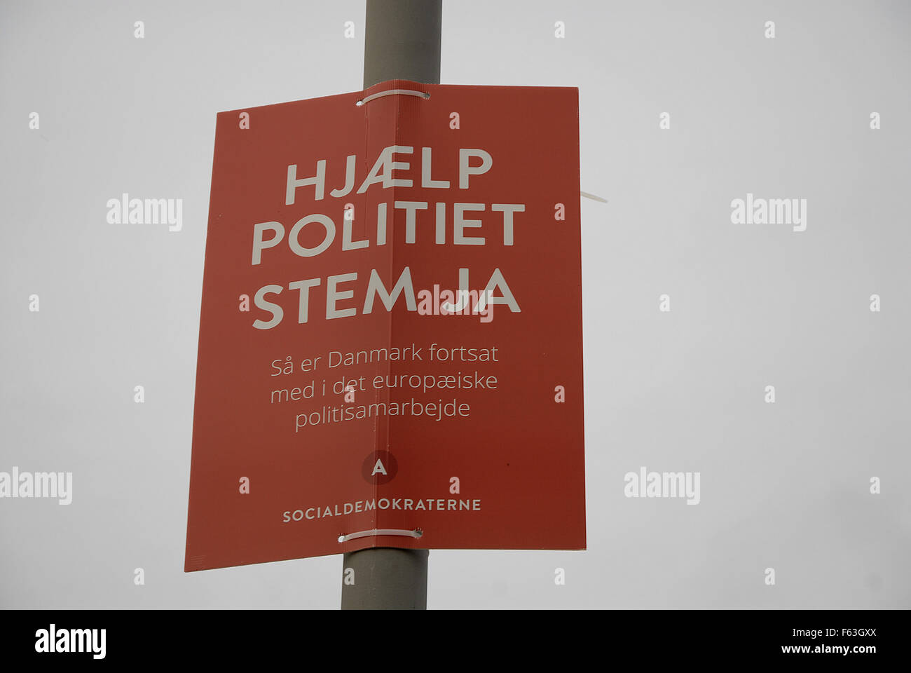 Kopenhagen, Dänemark. 11. November 2015. Dänische sozialdemokratische EU-Referendum-Plakat empfehlen YES (Ja) Hilfe dänische Polizei für EU-Umfrage Abstimmung ja in EU-Referendum auf 3. Dezember 2015. Bildnachweis: Francis Dean/Alamy Live-Nachrichten Stockfoto