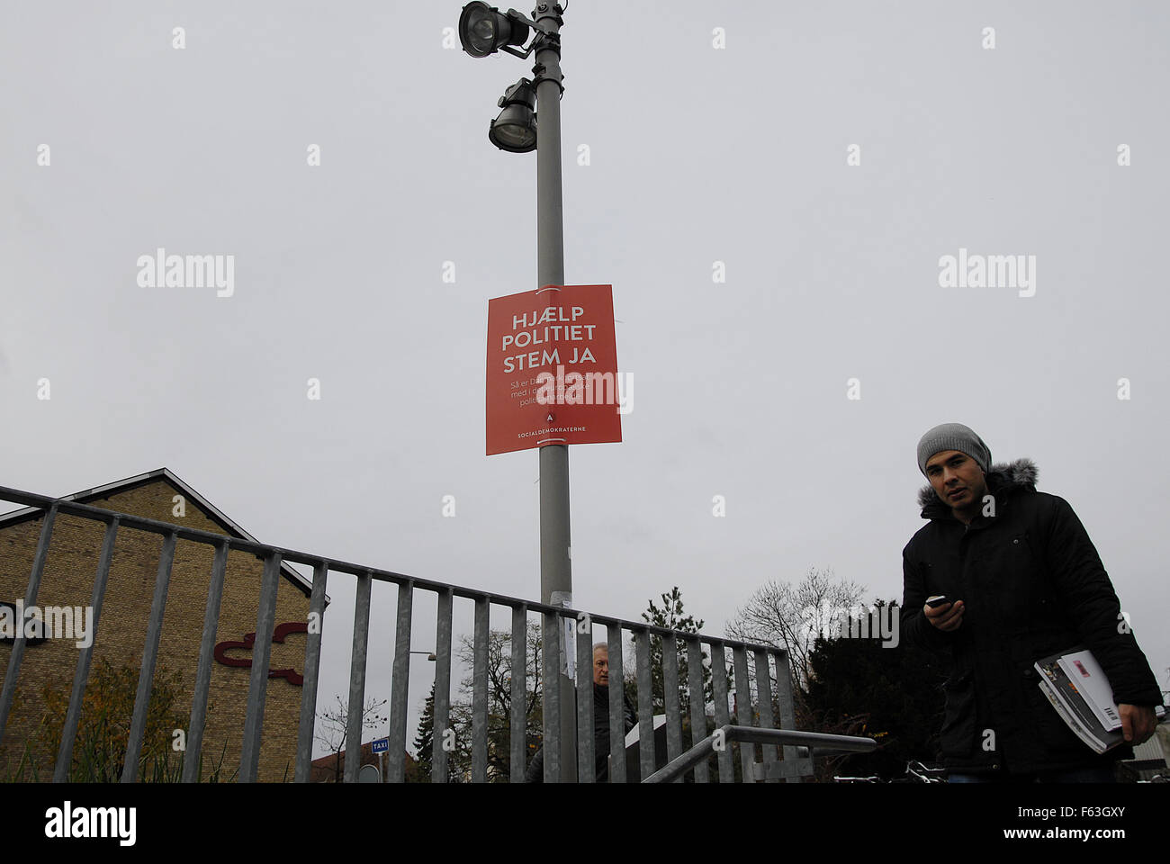Kopenhagen, Dänemark. 11. November 2015. Dänische sozialdemokratische EU-Referendum-Plakat empfehlen YES (Ja) Hilfe dänische Polizei für EU-Umfrage Abstimmung ja in EU-Referendum auf 3. Dezember 2015. Bildnachweis: Francis Dean/Alamy Live-Nachrichten Stockfoto