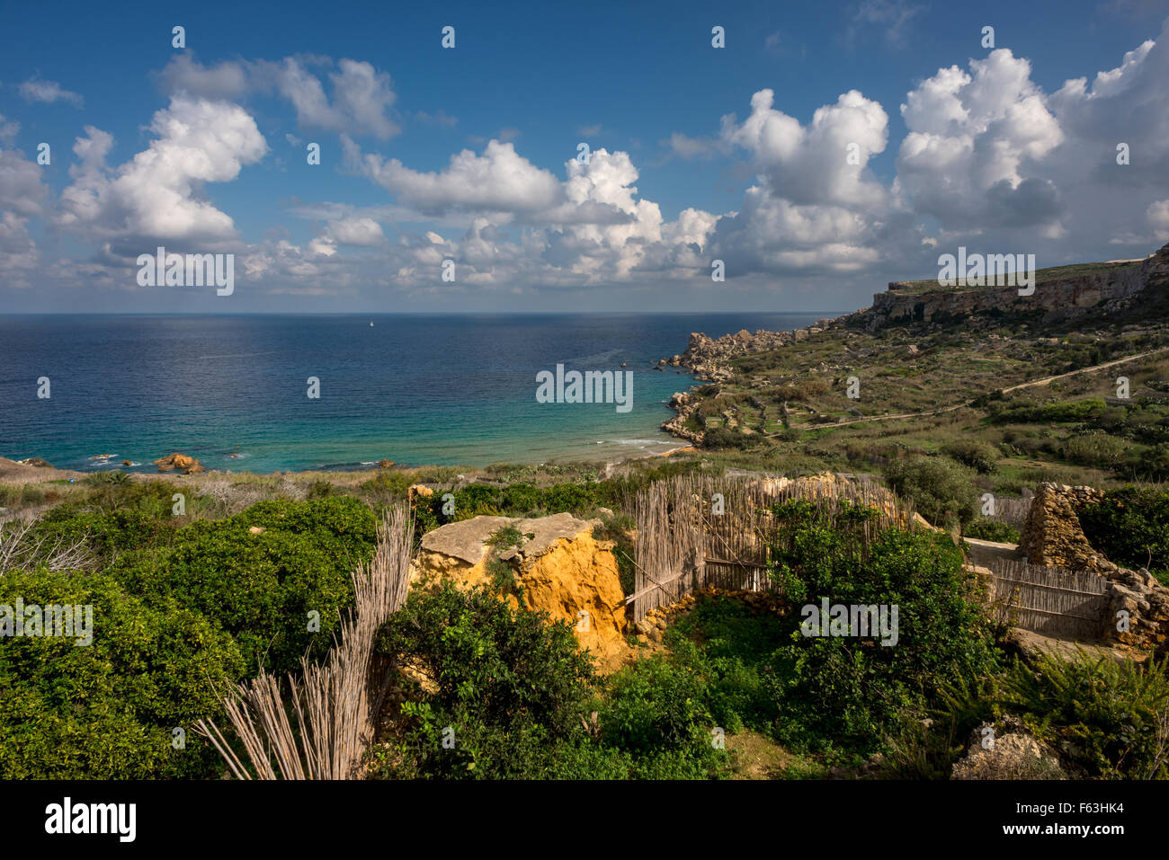 Gemeral Blick auf den goldenen Sandstrand Ramla Bay, Gozo Stockfoto