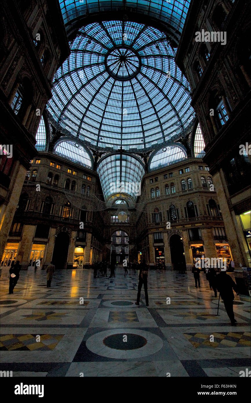 die Kuppel des historischen Galleria Umberto Primo im Zentrum von Neapel Stockfoto