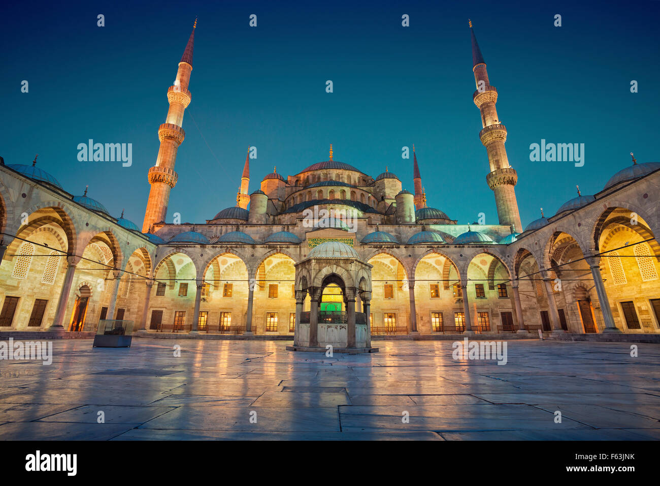 Blaue Moschee. Bild von der blauen Moschee in Istanbul, Türkei während der Dämmerung blaue Stunde. Stockfoto