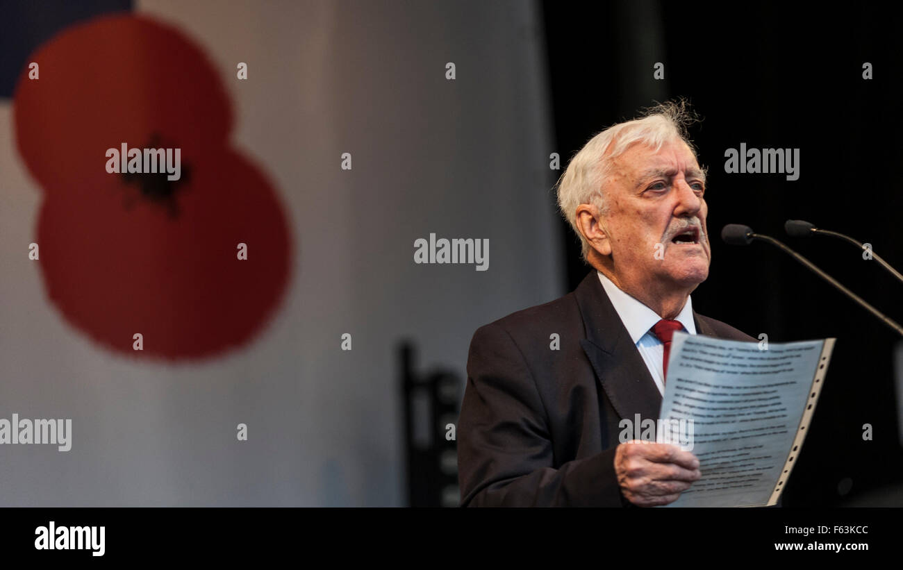 London, UK.  11. November 2015.  Schauspieler, Bernard Cribbins liest ein Gedicht der Krieg auf der Bühne vor großem Publikum versammelten sich am Trafalgar Square zur Teilnahme in der Stille auf dem Platz, eine jährliche Veranstaltung, die an durch die Royal British Legion, am Tag des Waffenstillstands Credit: Stephen Chung / Alamy Live News Stockfoto