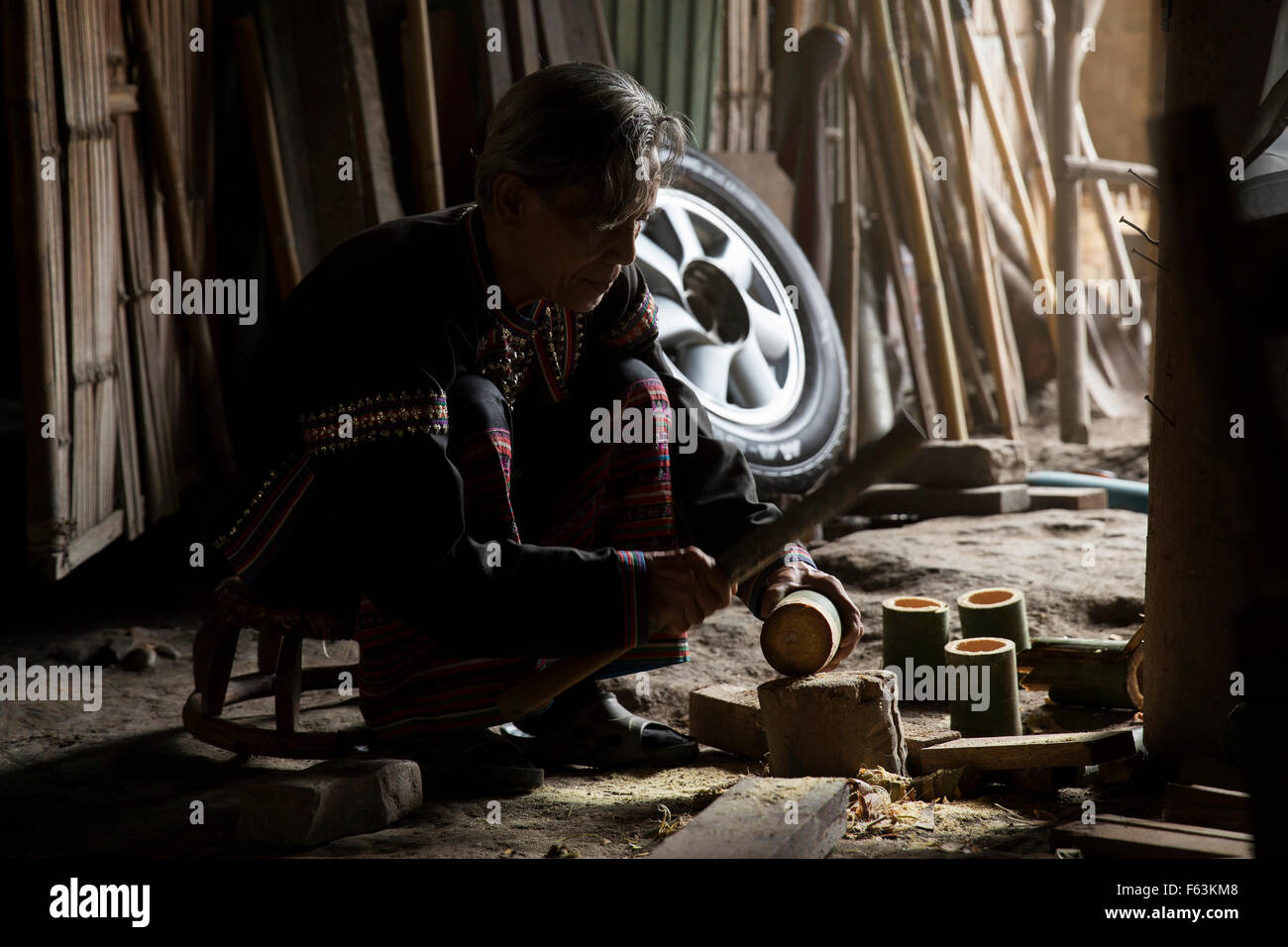 Porträt eines alten Mannes in Nordthailand Holzhacken Stockfoto