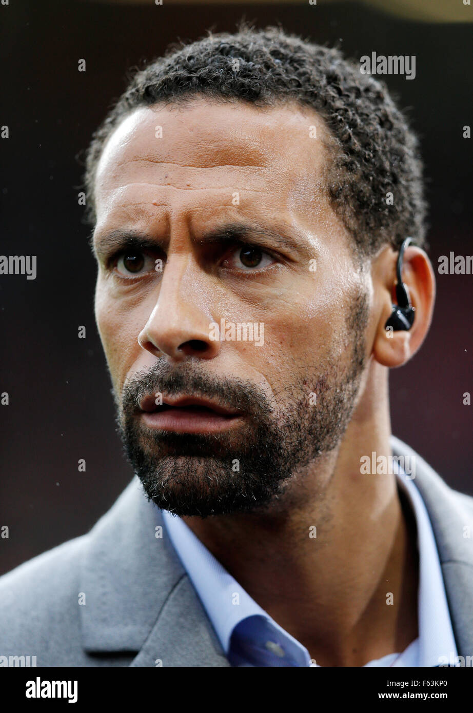 Rio Ferdinand, ein BT-Sport-TV-Moderatorin bei einem Fußballspiel in England Stockfoto