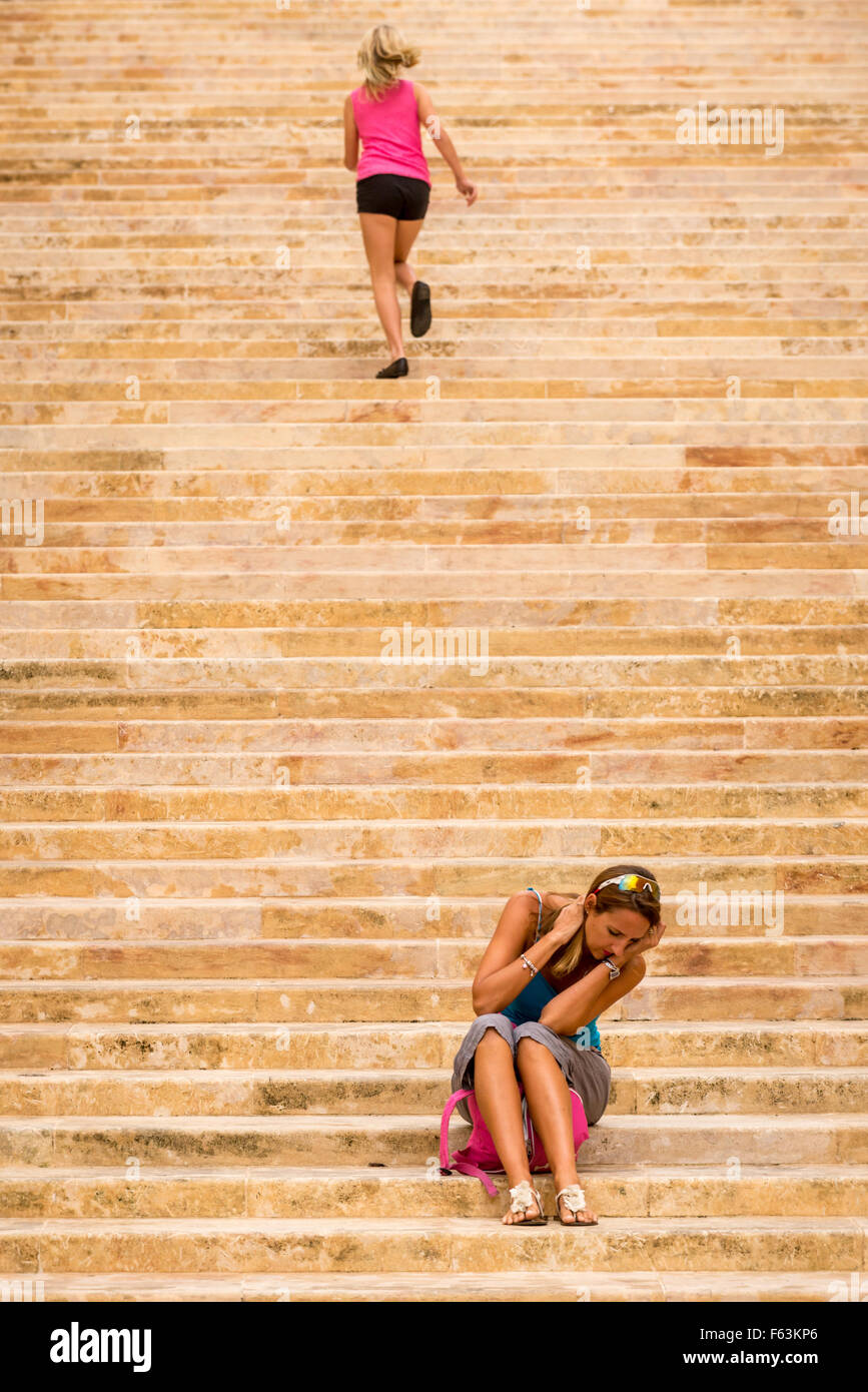 Auf Stufen nahe dem Haupttor der Stadt Valletta, Malta. Stockfoto