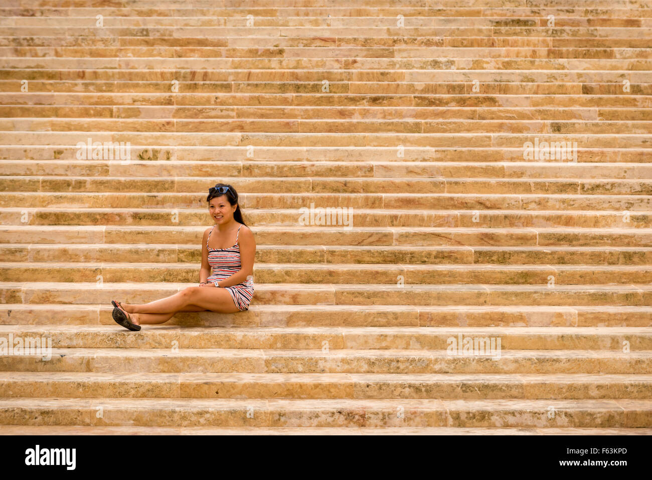 Auf Stufen nahe dem Haupttor der Stadt Valletta, Malta. Stockfoto