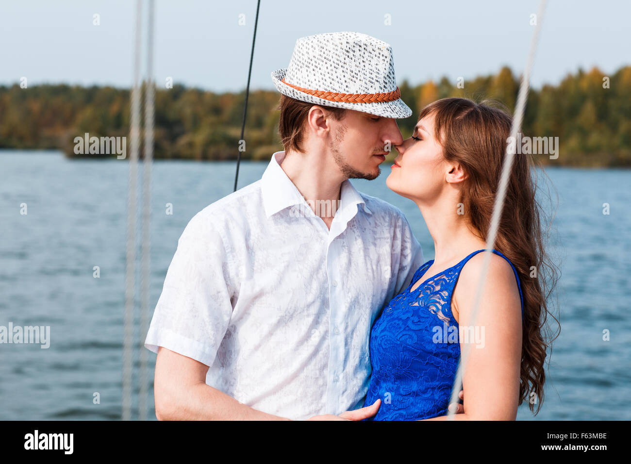 Paar posiert auf der yacht Stockfoto